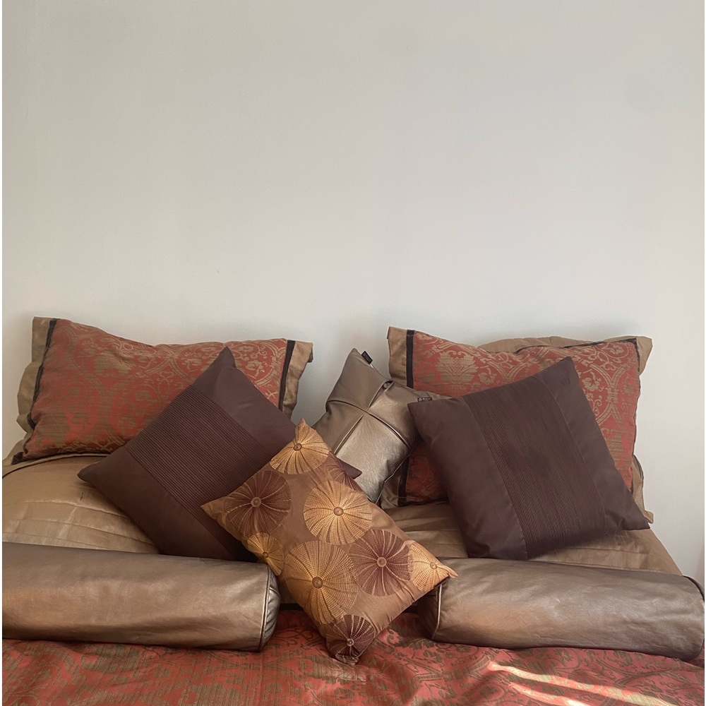 Twin Bedspread and Pillow Set. Beautiful Perfect for Fall and Winter!!!